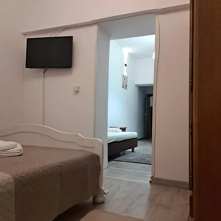 Ris Piata Romana Pensiune